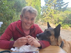 HUndeführerin Heike Mehlhorn mit Schimmelspürhund Marek